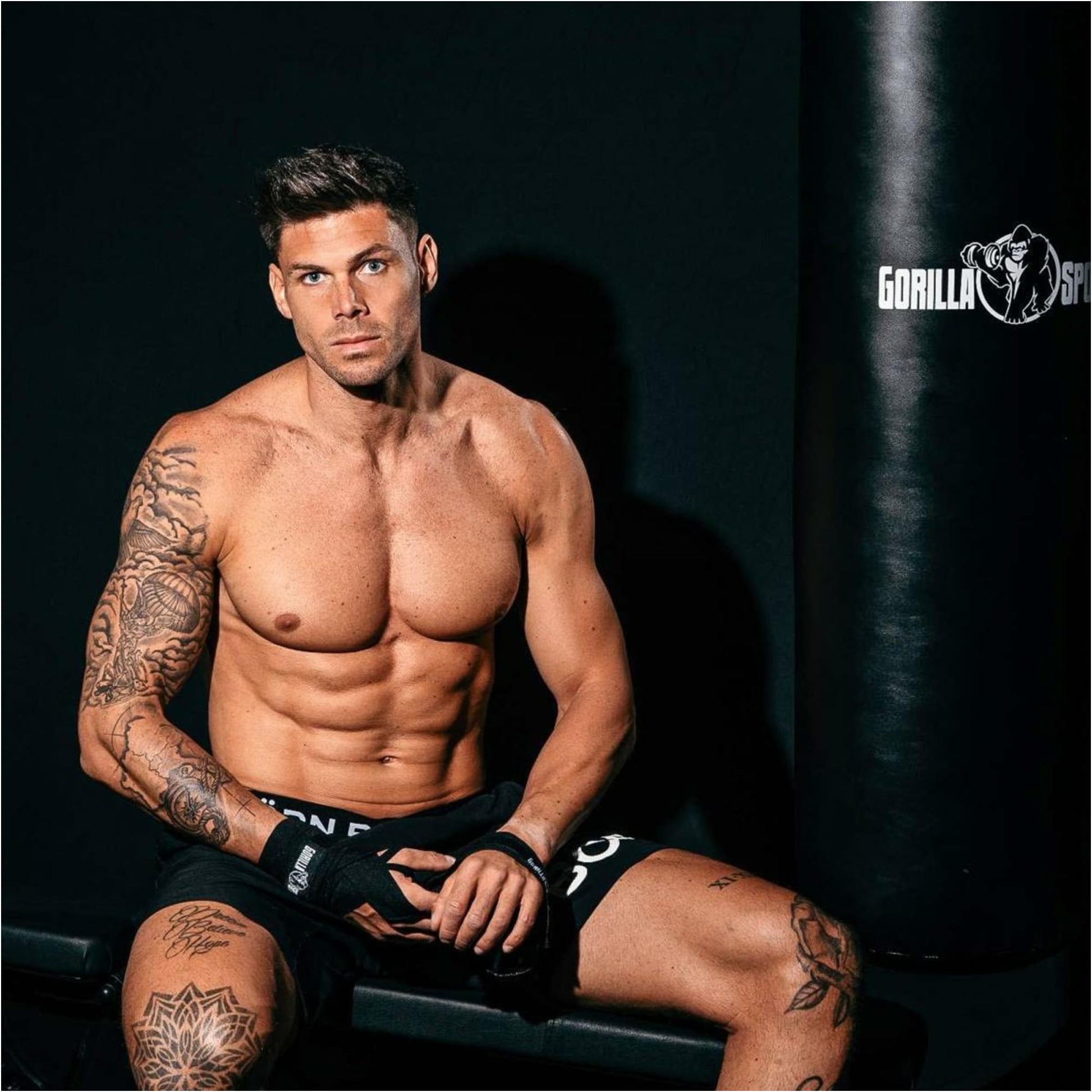 Bandaje de box 255 cm negru, albastru, roșu - Gorilla Sports Ro