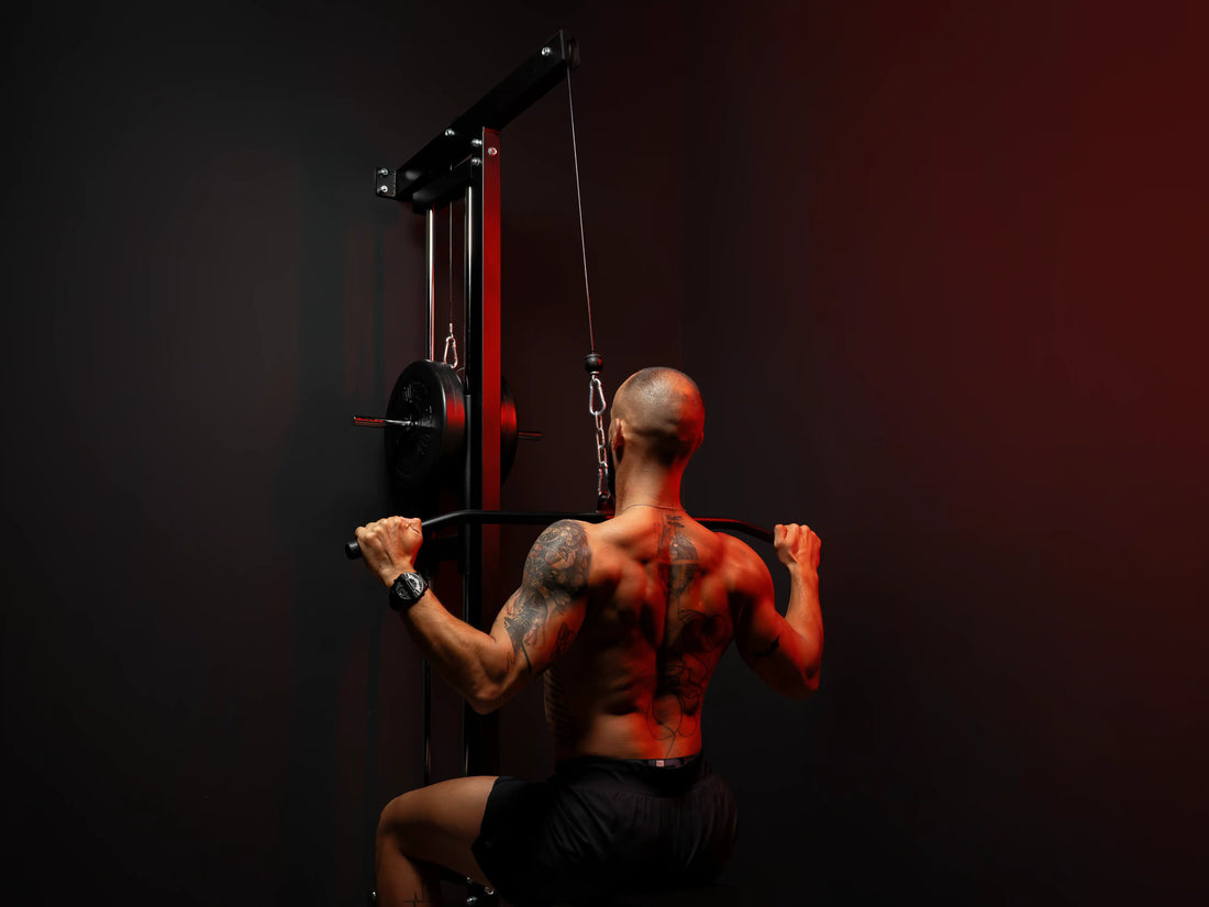 Atlet în timpul antrenamentului cu helcometru la aparatul multifuncțional în home gym