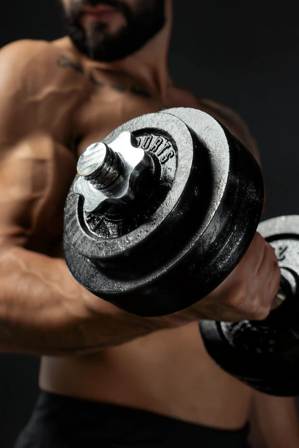 Atlet executând flexii pentru biceps cu gantere