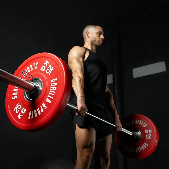 Atlet executând îndreptări cu haltera lungă și bumper plates de 25 kg